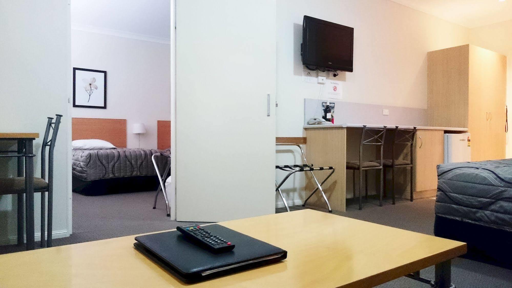 Country Roads Motor Inn Goondiwindi Esterno foto